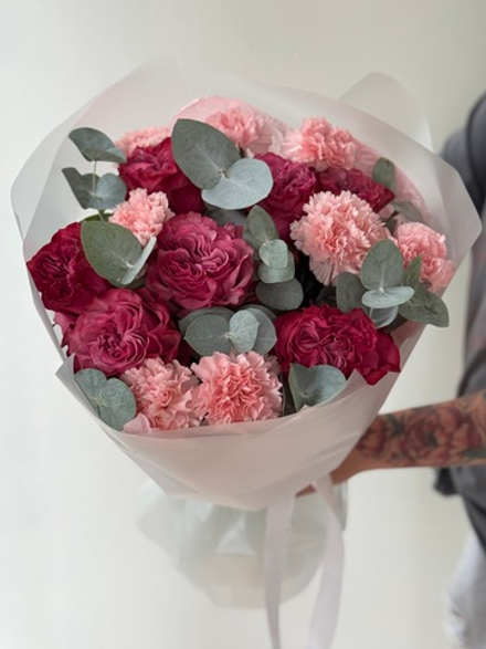 Букет с пионовидными розами Кантри Блюз, диантусами и эвкалиптом