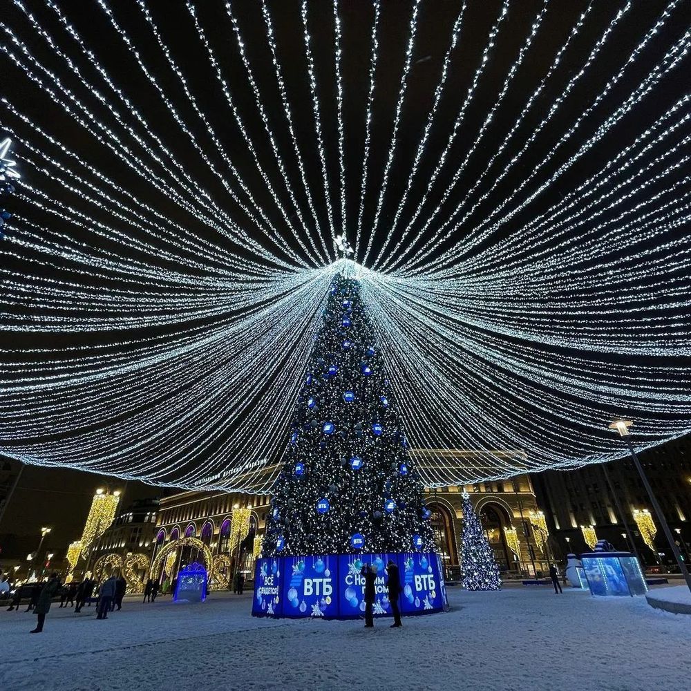 Светодинамическая елка каркасная - встроенная гирлянда: холодный свет - "Уральская" 15 м