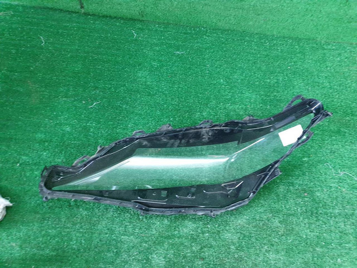 Стекло фары правое Toyota Camry xv70 (2017-н.в.)