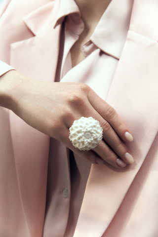 Кольцо Георгин XL, белый фарфор