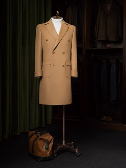 Мужское двубортное пальто цвета «кэмел» изготовлено из итальянской шерсти