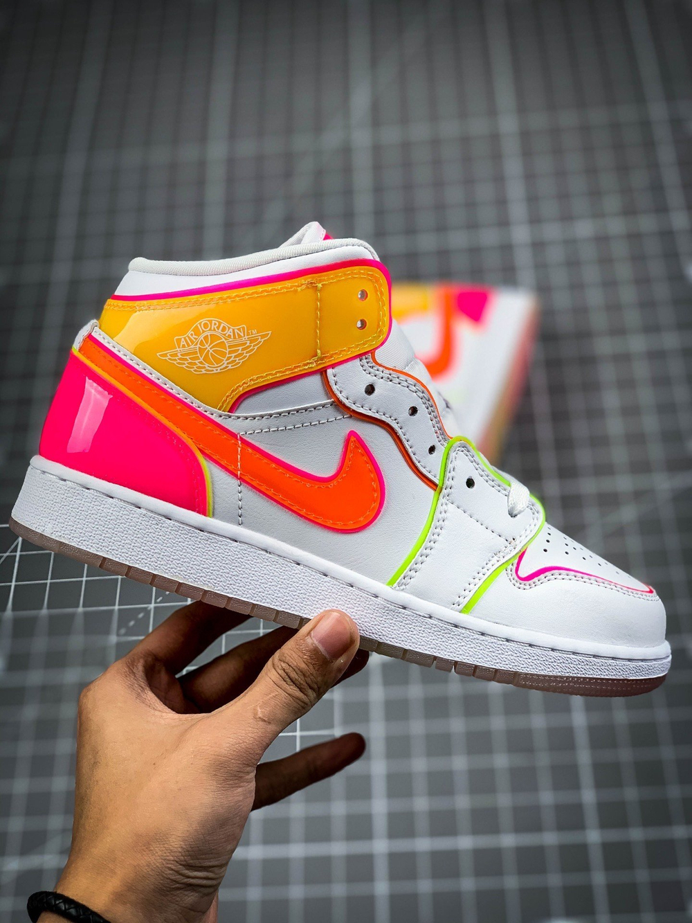 AIR JORDAN 1 MID GS EDGE GLOW WHITE/HYPER CRIMSON/PINK BLAST