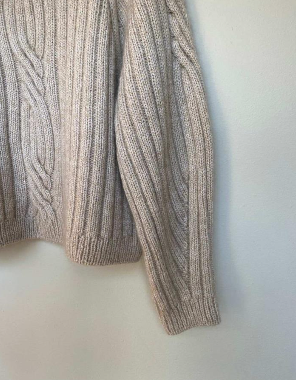 Описание по вязанию джемпера спицами "Loops"