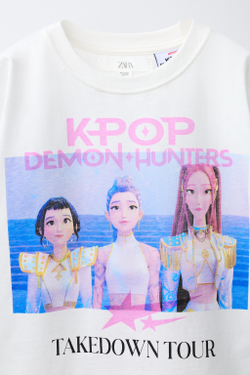 ZARA ФУТБОЛКА С ПРИНТОМ KPOP DEMON HUNTERS™ NETFLIX ©, БЕЛЫЙ