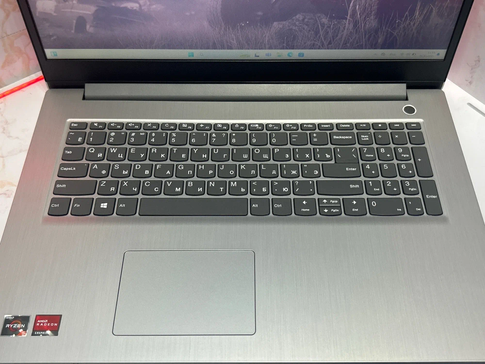 Ноутбук Lenovo IdeaPad 3 17ADA05 (81W2009ERU) 17.3"/AMD Ryzen 5 3500U/RAM 8 GB/SSD 256 GB/Radeon Vega 8/1600x900/TN/Windows 11/серый. Состояние: C1