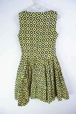 Платье в оригинальном цветовом исполнении, визуально на 42 размер