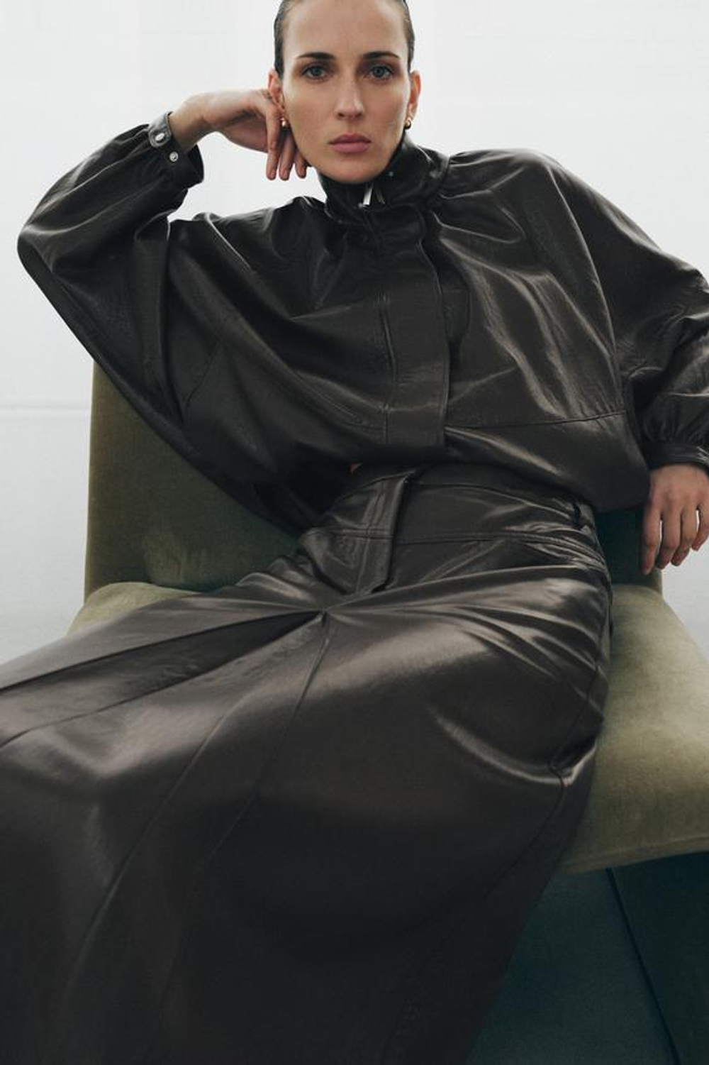 ZARA ЮБКА ИЗ ИСКУССТВЕННОЙ КОЖИ СО СКЛАДКАМИ — ZW COLLECTION, СЕРО-КОРИЧНЕВЫЙ