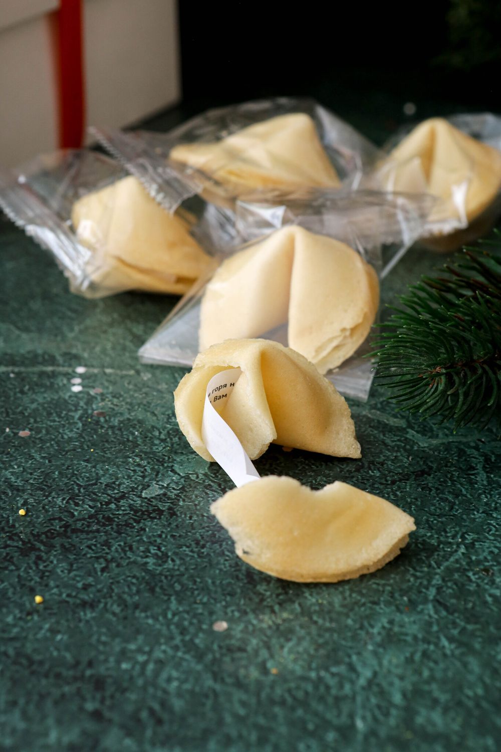 Два новогодних мини пряника, печенье с предсказаниями, три шоколадные дольки мандарина