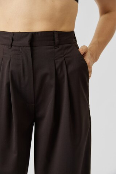 Брюки со складками из коричневой шерсти