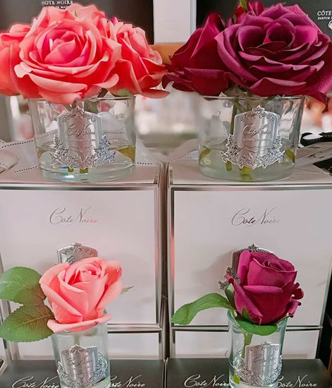 Букет из 5 коралловых роз в прозрачной вазе, Cote Noire