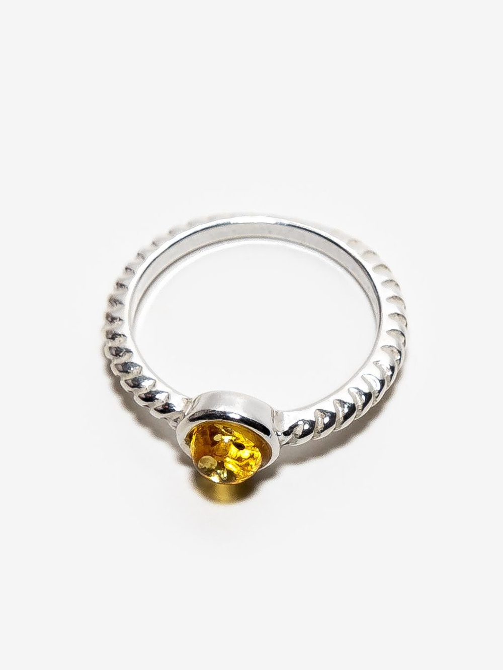 Кольцо с цельным янтарем желтого цвета. Диаметр янтаря 3 мм