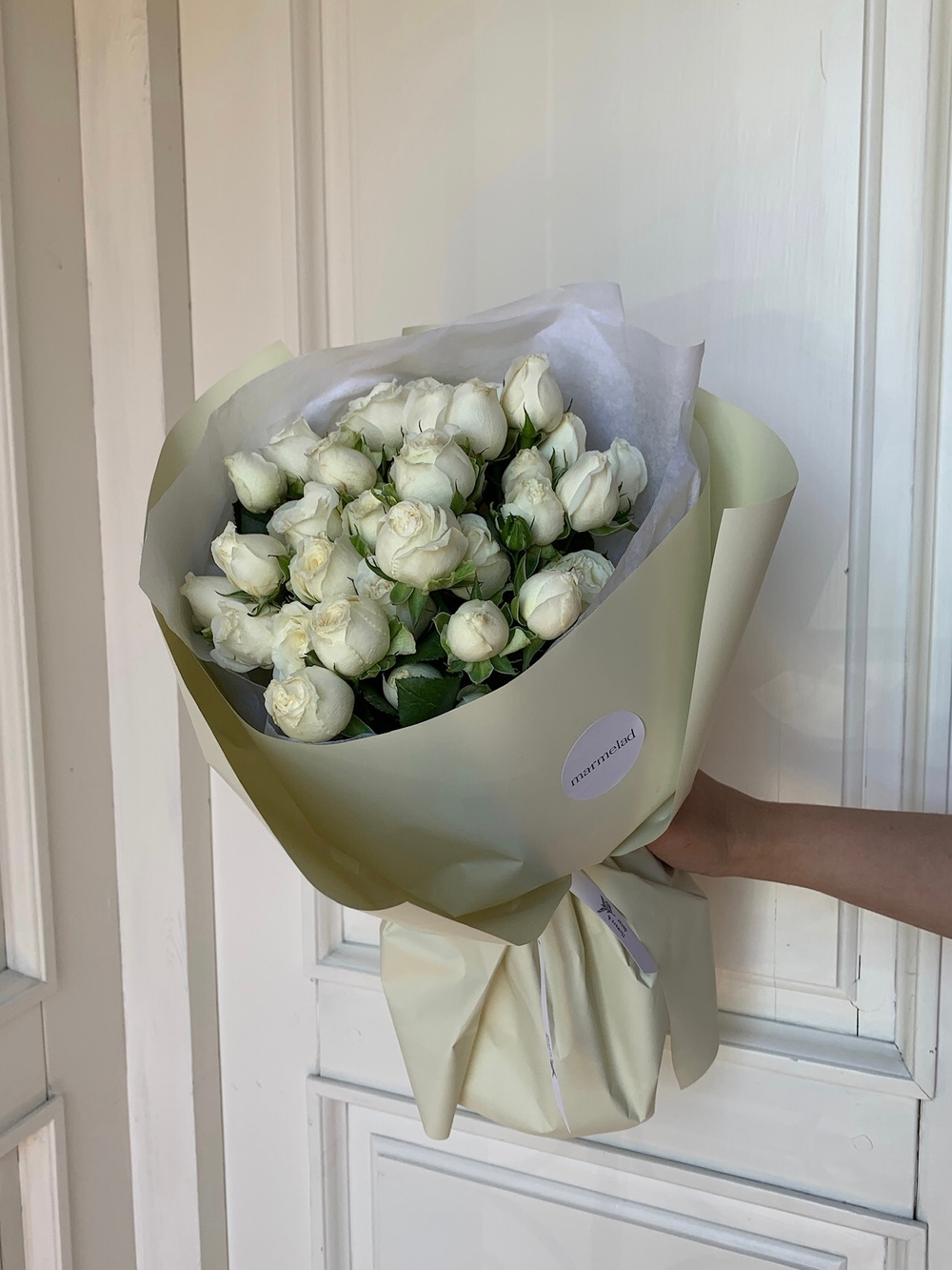 Сборный букет из  белой кустовой пионовидной розы в оформлении