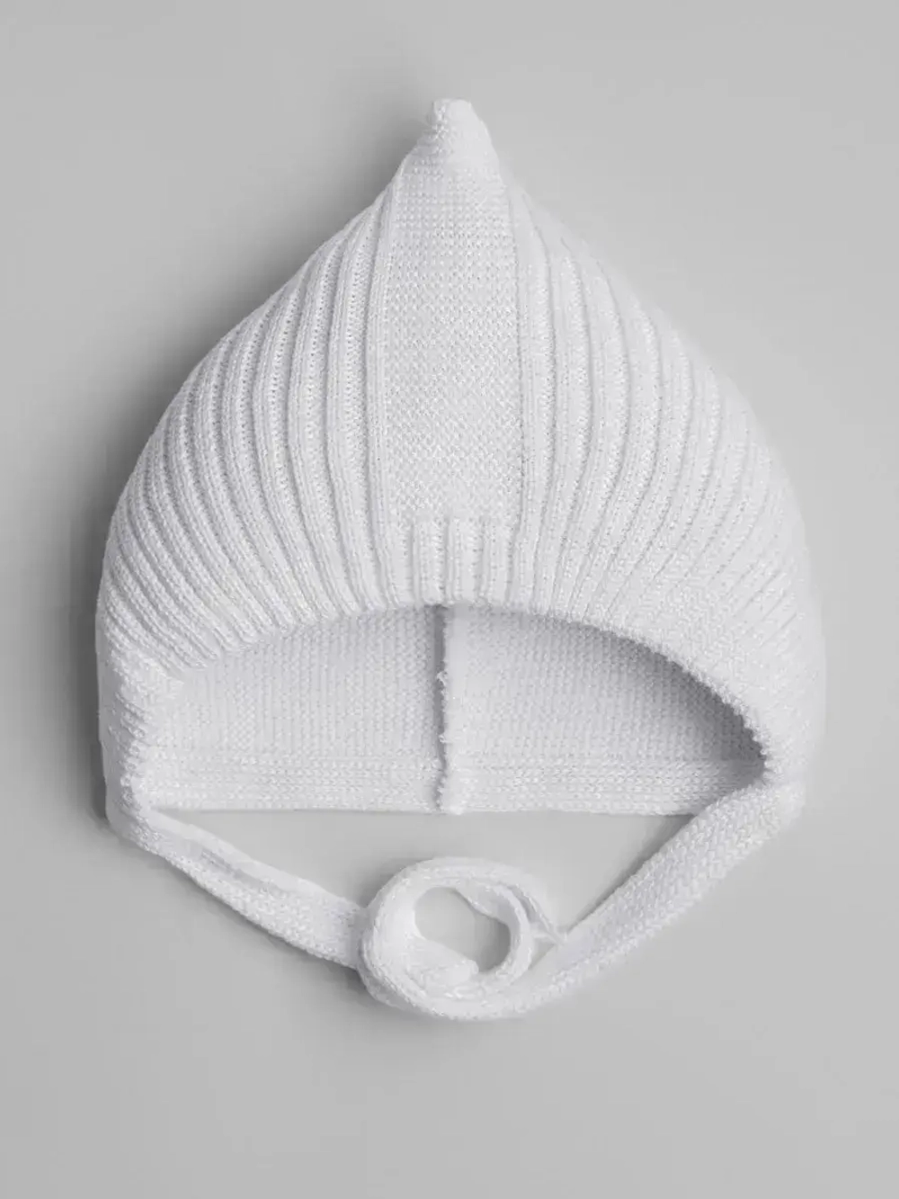 Чепчик для девочки вязаный на завязках на осень