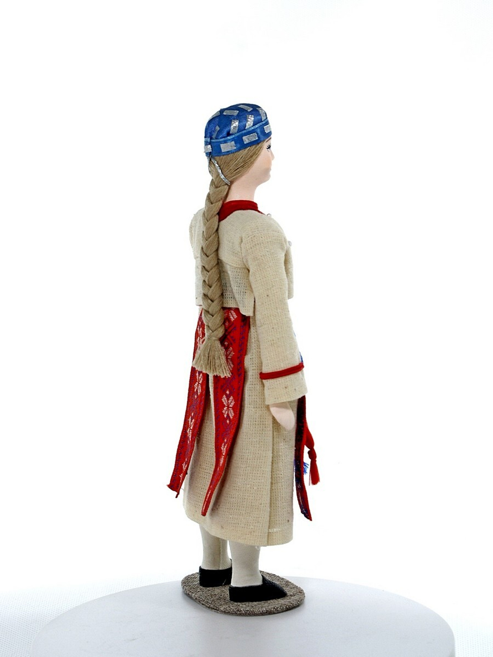 Кукла интерьерная фарфоровая в костюме Водь