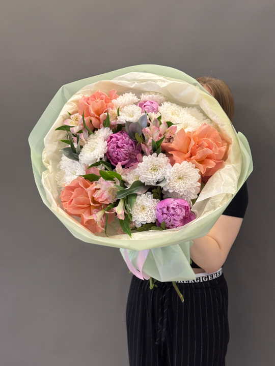 Букет с пионами и французской розой