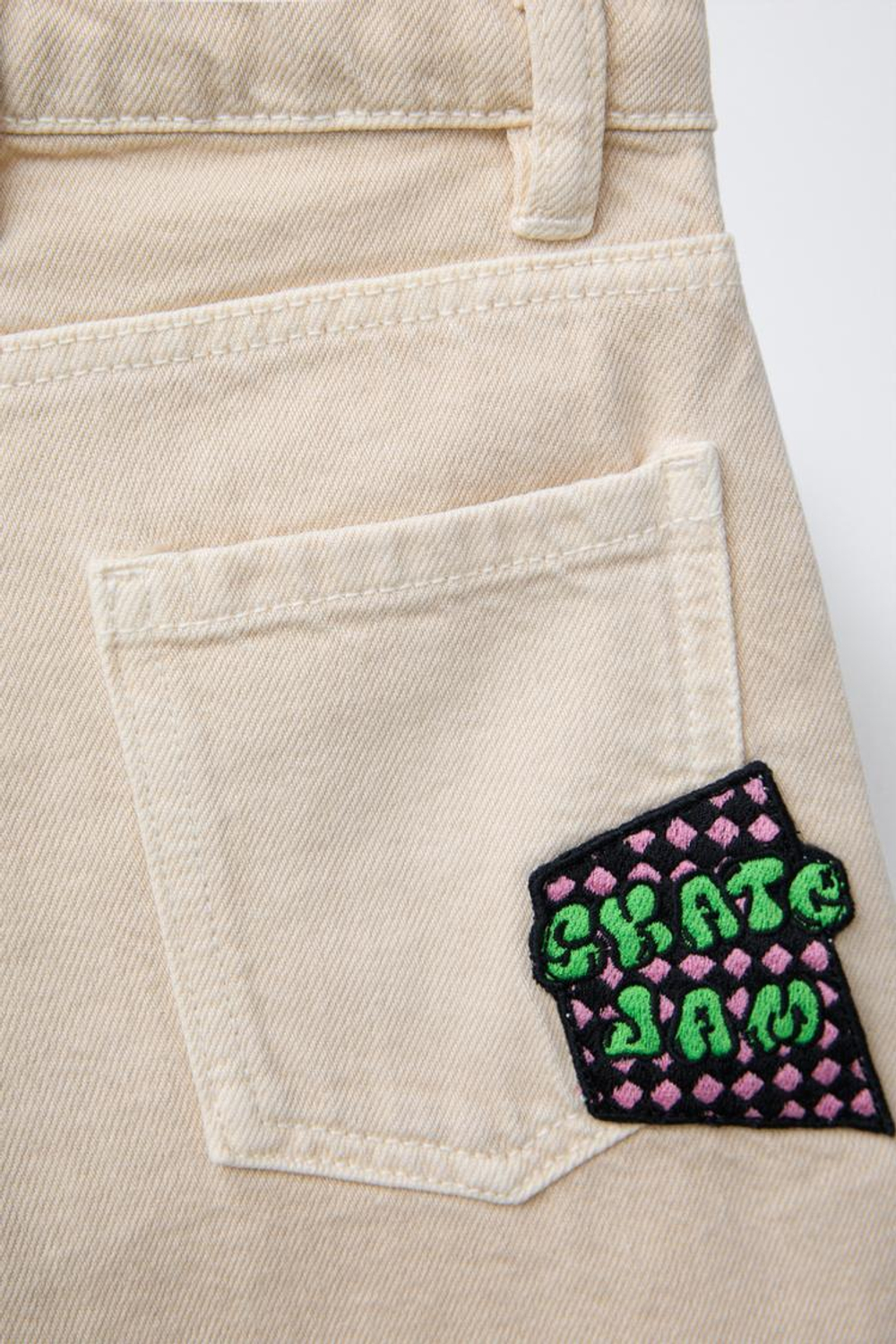 ZARA ШОРТЫ-БЕРМУДЫ ИЗ ТВИЛА С НАШИВКАМИ, ЭКРЮ