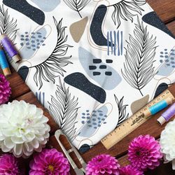 Ткань лён рисунок листьев и голубых камней на белом фоне