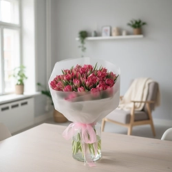 Букет из пионовидных тюльпанов в интерьере.