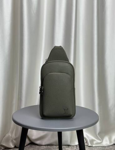 Сумка-слинг Louis Vuitton