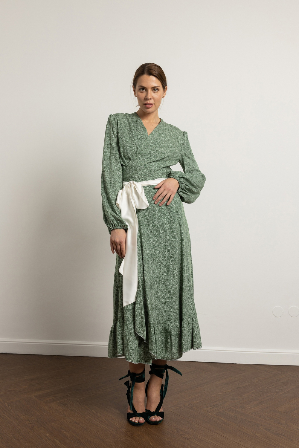 Платье на запах из воздушной вискозы в оттенке оливки