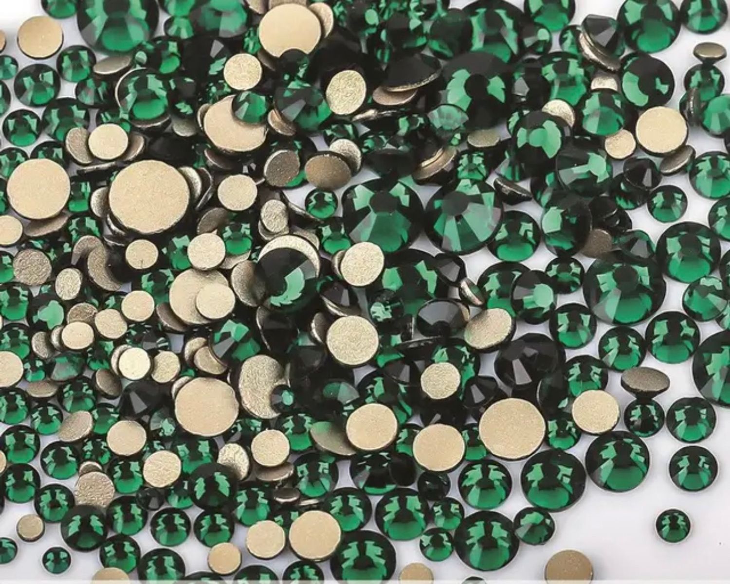 Стеклянные стразы  (размер микс) 1140шт, цвет изумруд