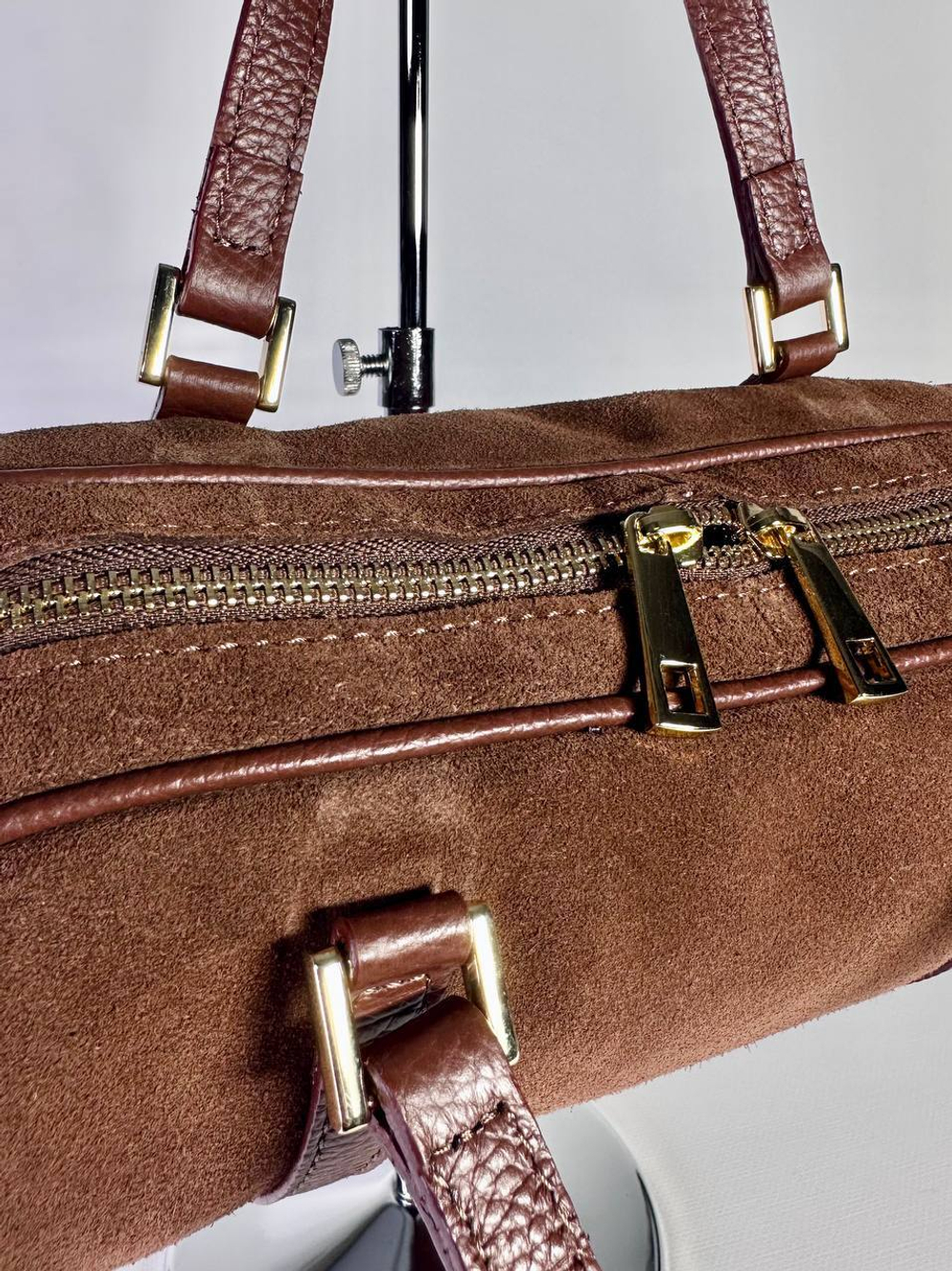 Женская замшевая сумка-бочонок цвета whisky