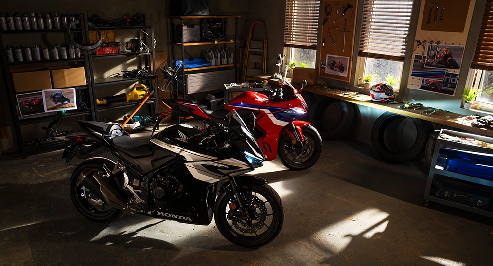 Мотоцикл Honda CBR400R красный