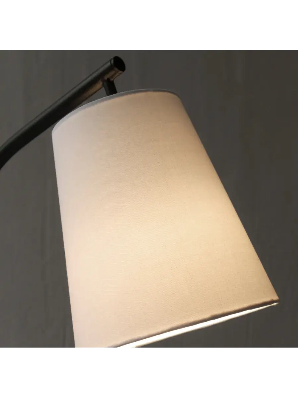 Торшер напольный с абажуром в гостиную современный