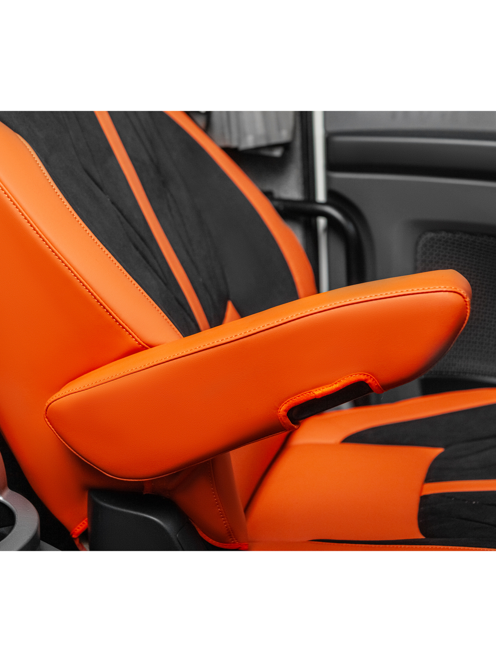 Чехлы Люкс DAF XF 106 (экокожа, оранжевый, черная вставка)