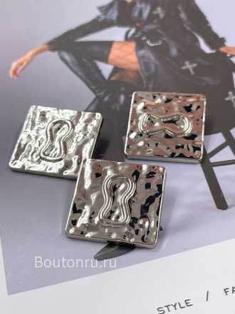 Пуговицы квадратные серебристые из мятого металла  Скиапар. замочная скважина