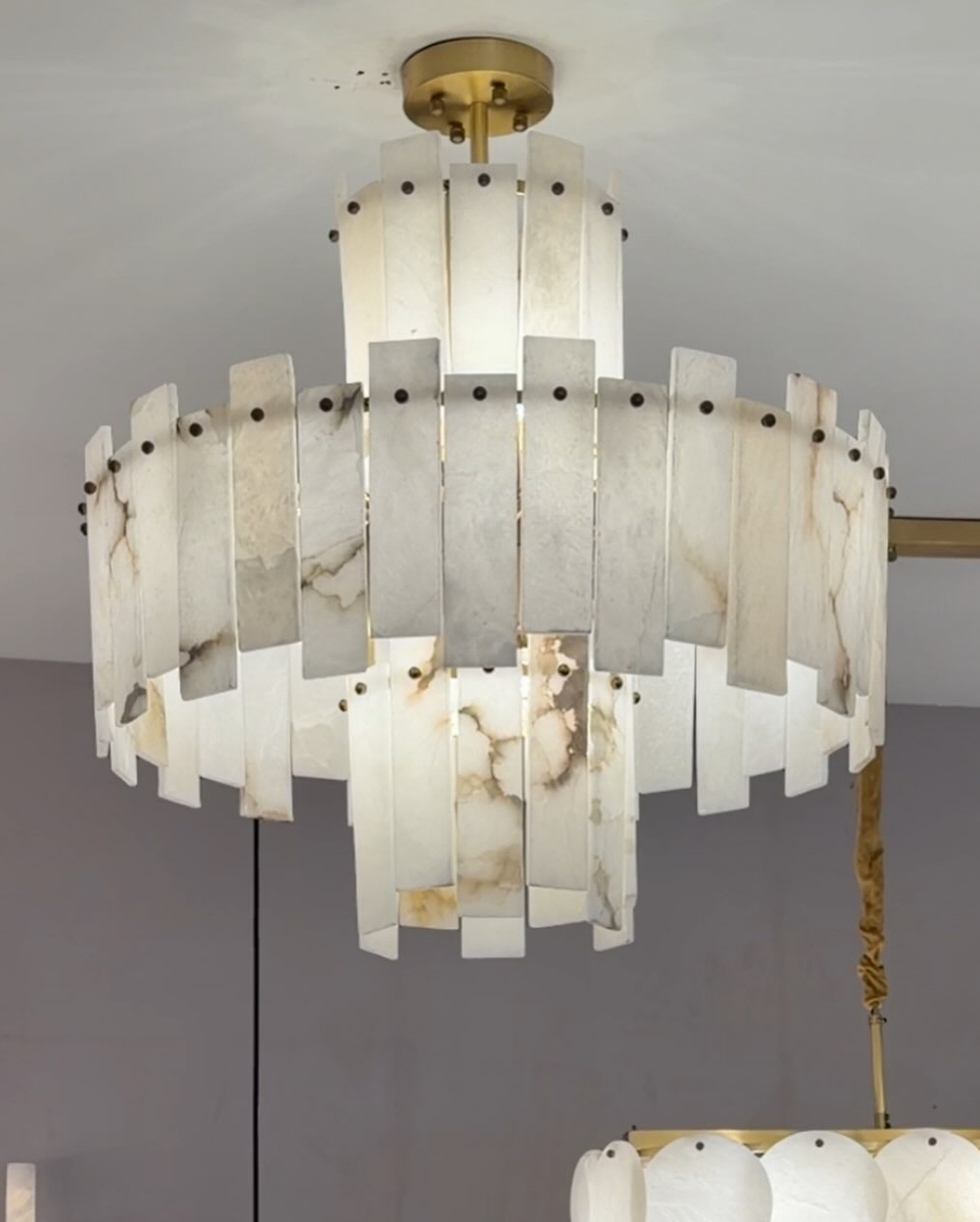 Эффектная подвесная люстра из натурального камня.✨
