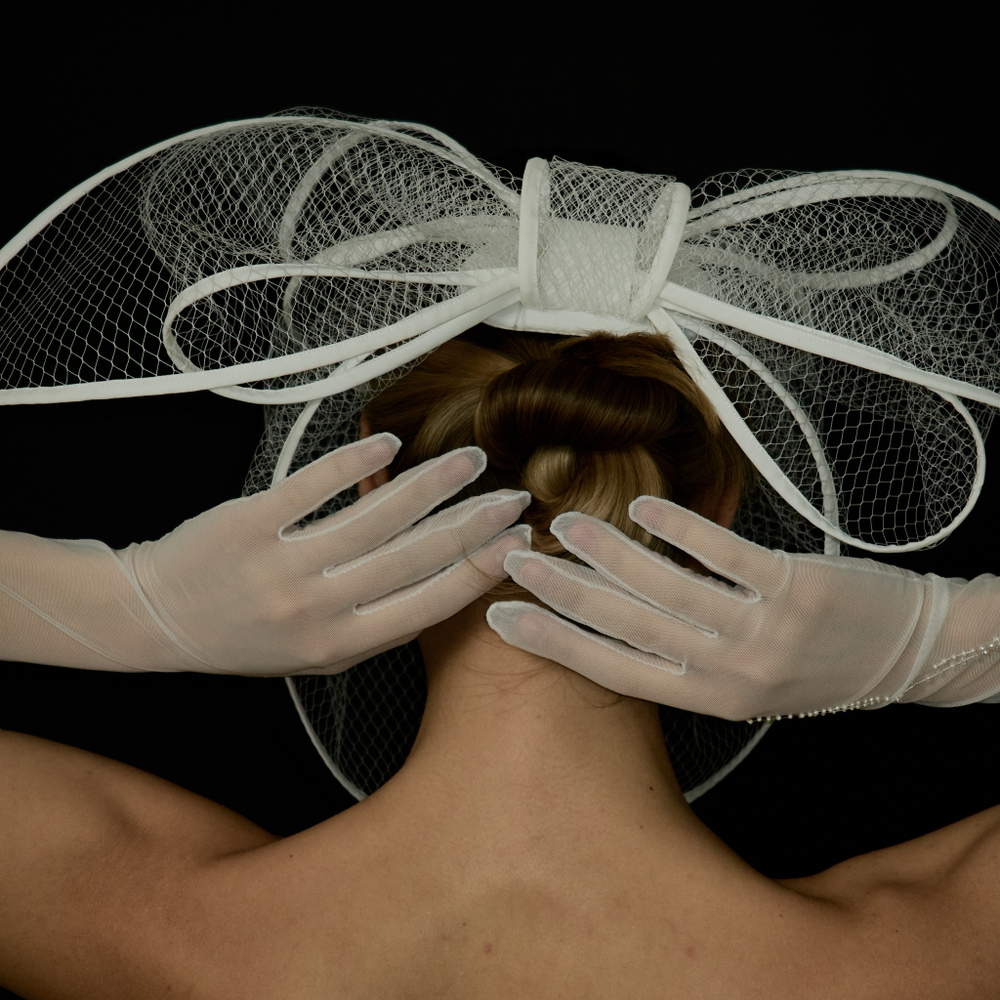 Перчатки белые длинные с декором