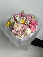 Сборный букет из розовой гортензии, нарциссов, кустовых пионовиднных роз, маттиолы и диантусов