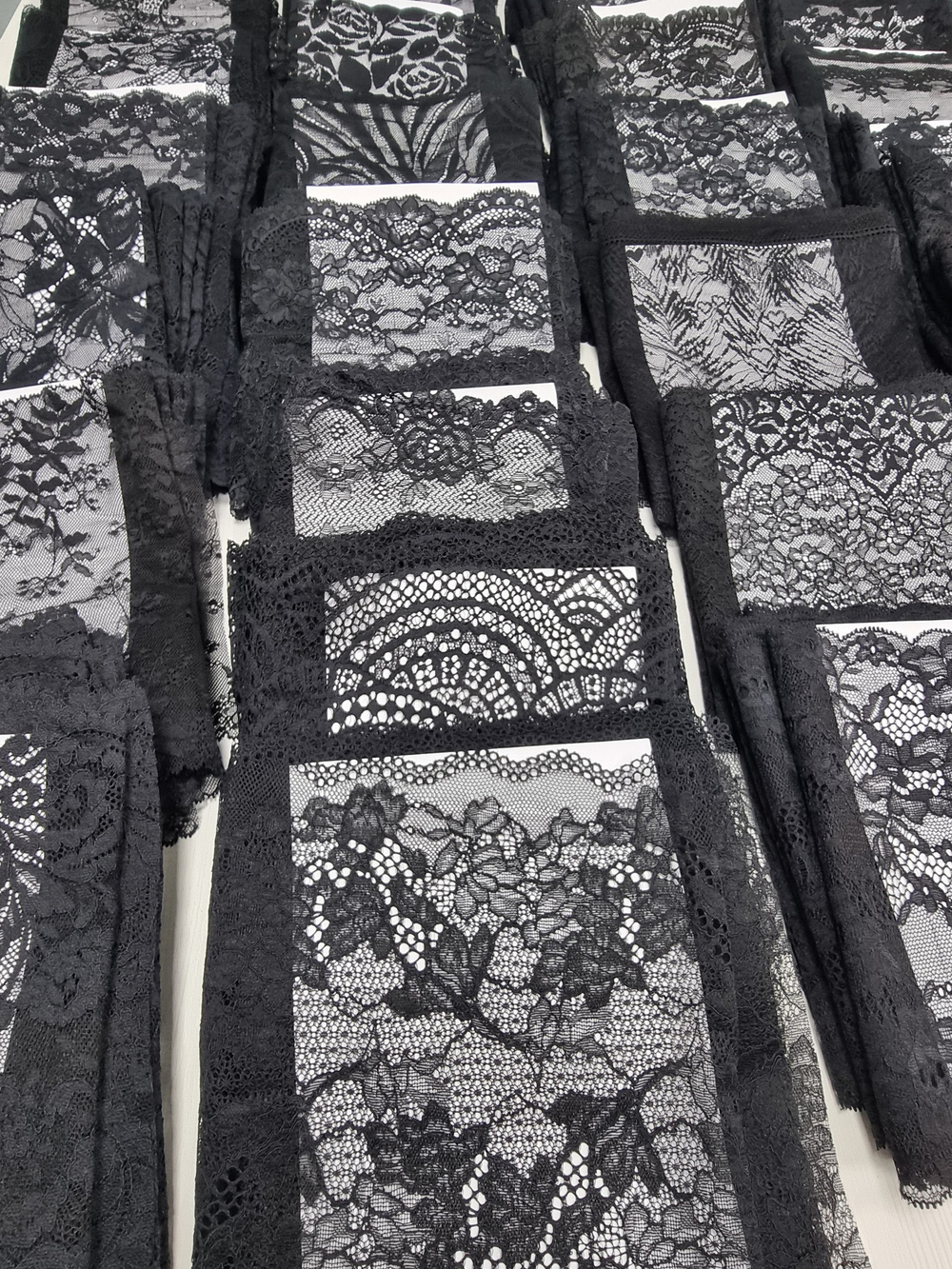 Рандомный набор эластичного кружева - чёрный (7,5 м)