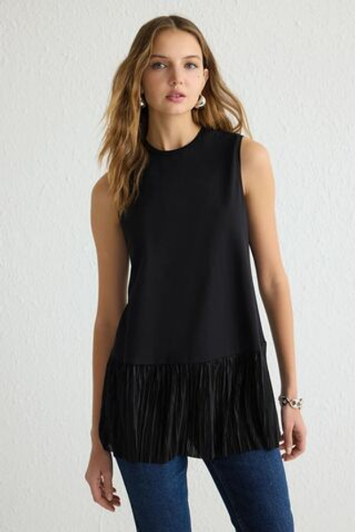 Черная плиссированная трикотажная блузка без рукавов TCTSS25UK00005