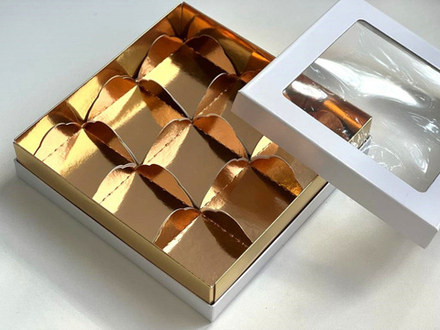 Коробка для моти 180*180*45 (9) с окном и ложементами ЛЮКС (белая-золото)