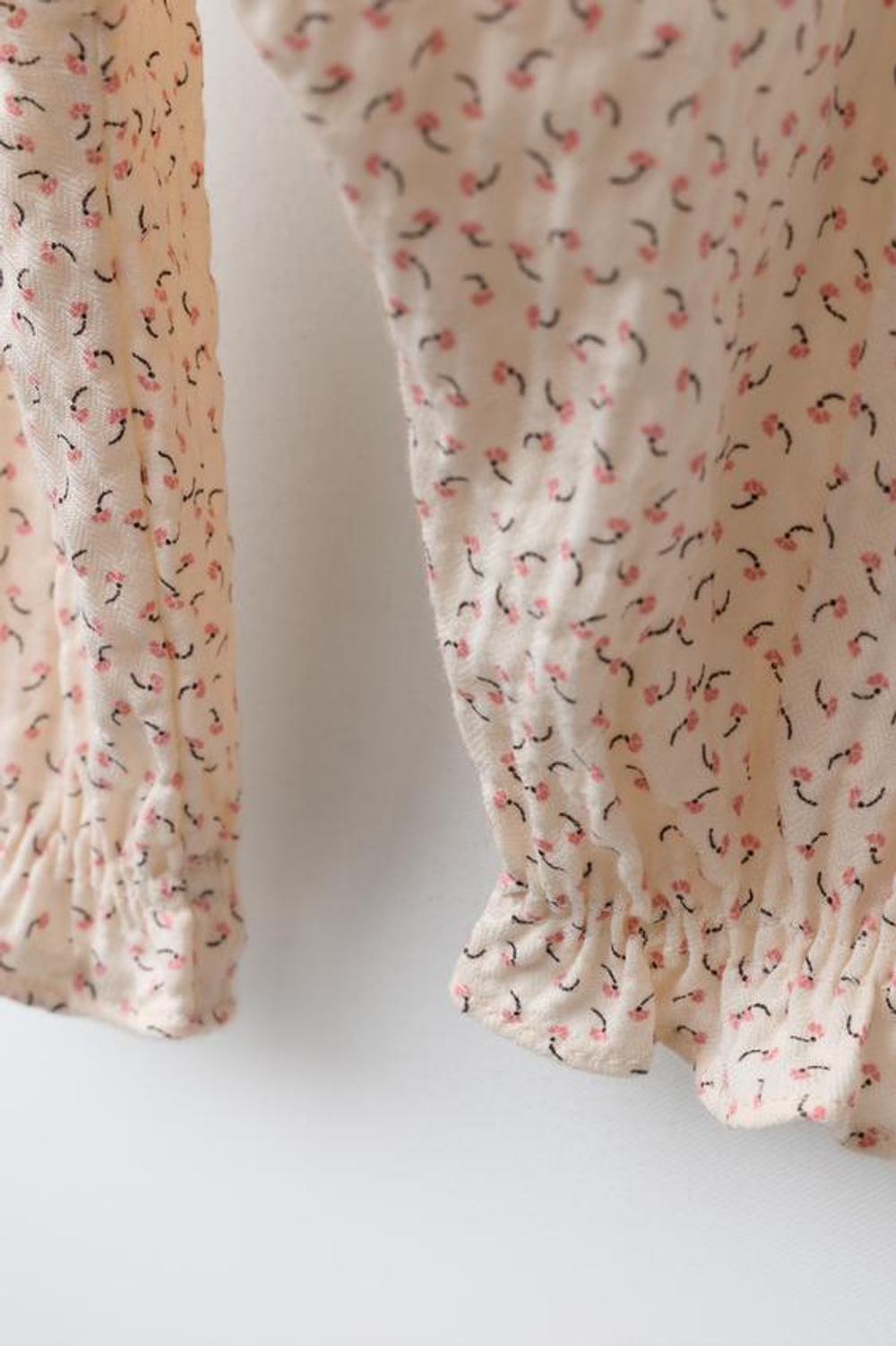 ZARA БРЮКИ-ДЖОГГЕРЫ С ЦВЕТОЧНОЙ ТЕКСТУРОЙ, ЭКРЮ