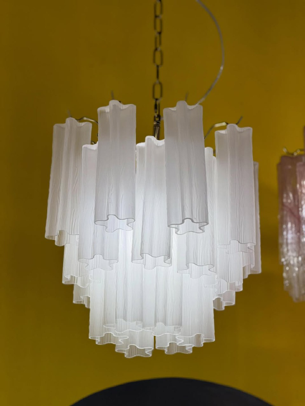 Стильная подвесная люстра с оригинальными рельефными плафонами