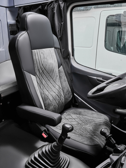 Чехлы Люкс КамАз 5490 K4 с 2014 года (экокожа, черный, серая вставка)