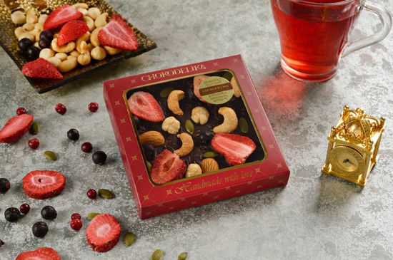 Шоколад темный с украшением "Клубника, миндаль, фундук" 75 гр