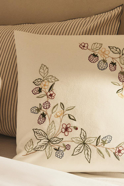 ZARA HOME ЧЕХОЛ ДЛЯ ДЕКОРАТИВНОЙ ПОДУШКИ С ВЫШИВКОЙ «ЕЖЕВИКА», КРЕМОВЫЙ