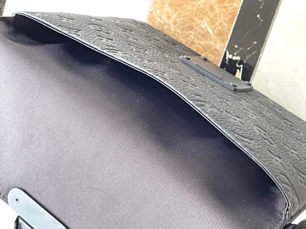 Louis Vuitton Pochette S-Lock