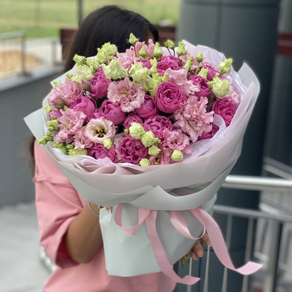 Букет из эустомы и кустовых роз "Berry Scent"