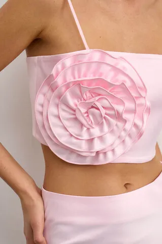 Топ с цветком из атласа нежно-розового цвета