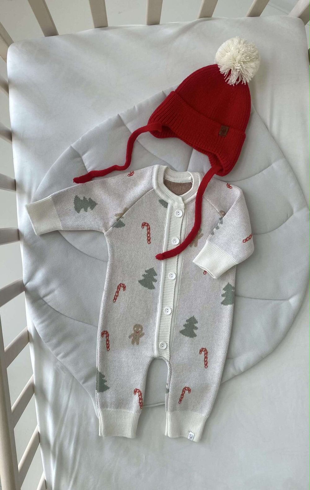 Шапка вязаная на завязках с помпоном (Christmas)