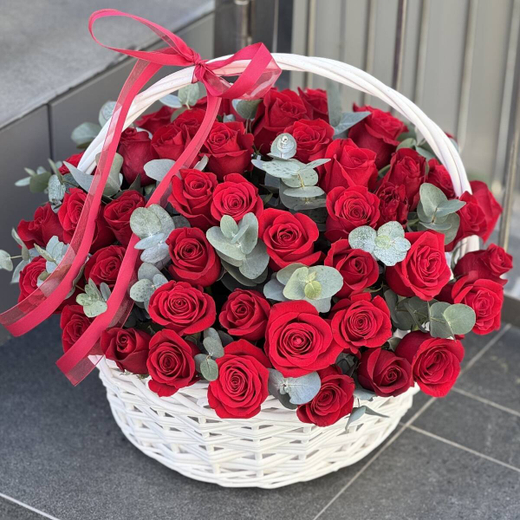 Композиция из роз в корзине "Elegance"