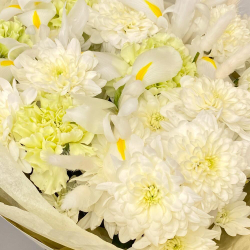 «Лунная гармония» Букет из белых ирисов и хризантемы сантини