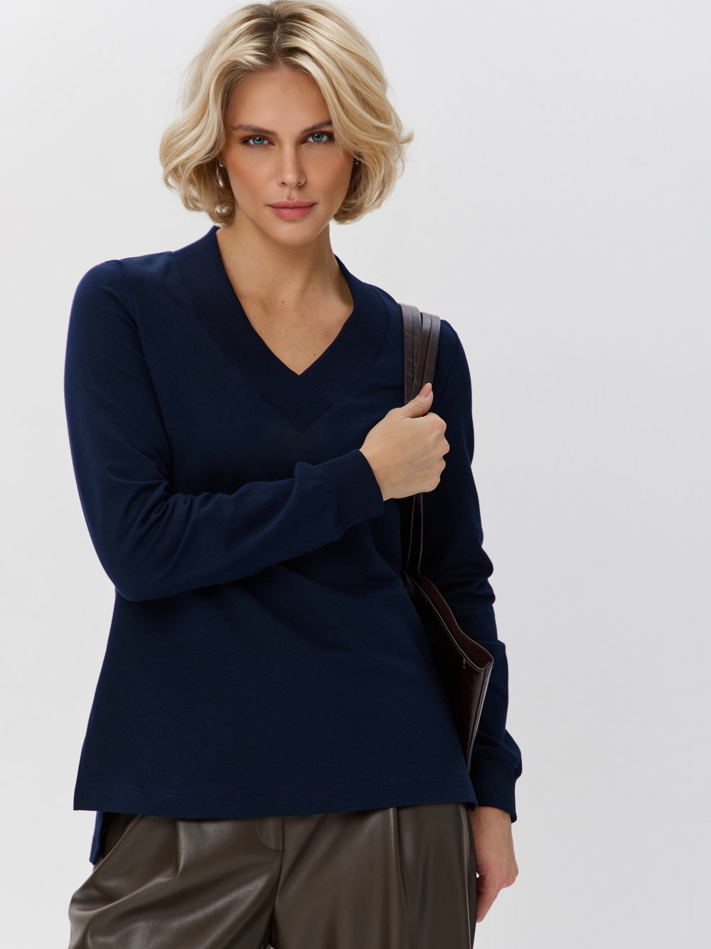 Джемпер с V-вырезом и удлиненной спинкой