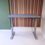 Регулируемый компьютерный стол Motor UP с регулировкой по высоте — столешница МДФ серый