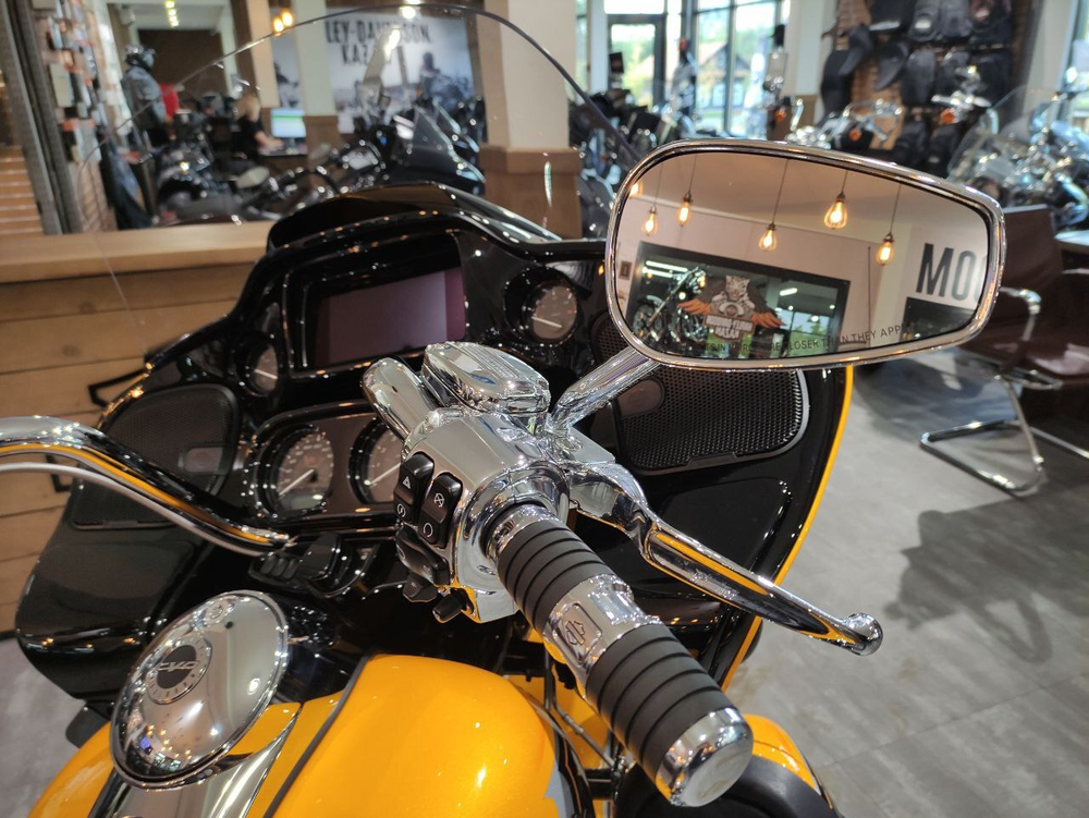 Harley-Davidson CVO Road Glide Limited (Hightail Yellow Pearl)